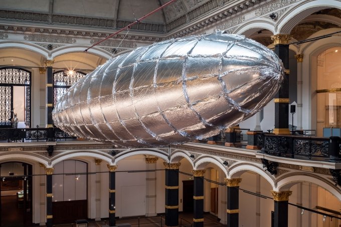 Lee Bul, „Willing To Be Vulnerable - Metalized Balloon“, 2015–2016, Ausstellungsansicht „Lee Bul: Crash“, Gropius Bau, Foto: Mathias Völzke