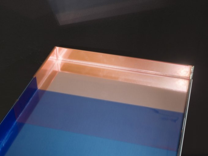 Philipp Gufler, XSL Heliogenblau® Blau, Königsblau _ XSL Mohnrot, 2018, silkscreen on mirror, steel table, Object: 7 x 61 x 56 cm / Table: 85 x 61 x 56 cm (detail)