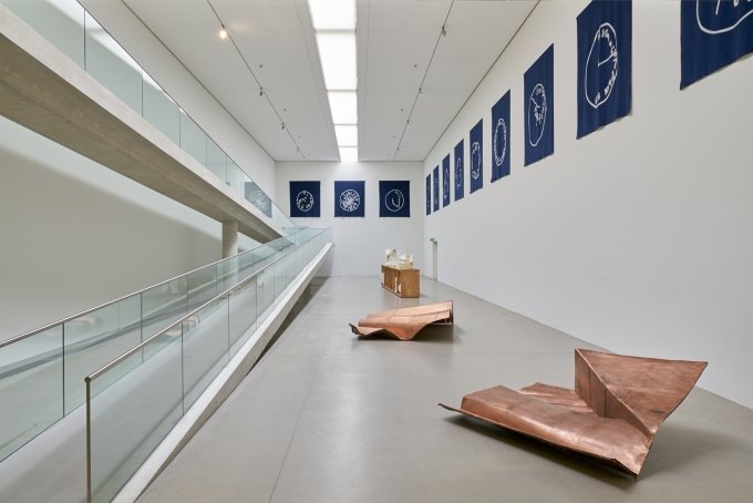Danh Vo und Marijke van Warmerdam, Ausstellungsansicht, POLYPHON. Künstlerische Positionen der Sammlung Viehof, 2018, Langen Foundation, Neuss
