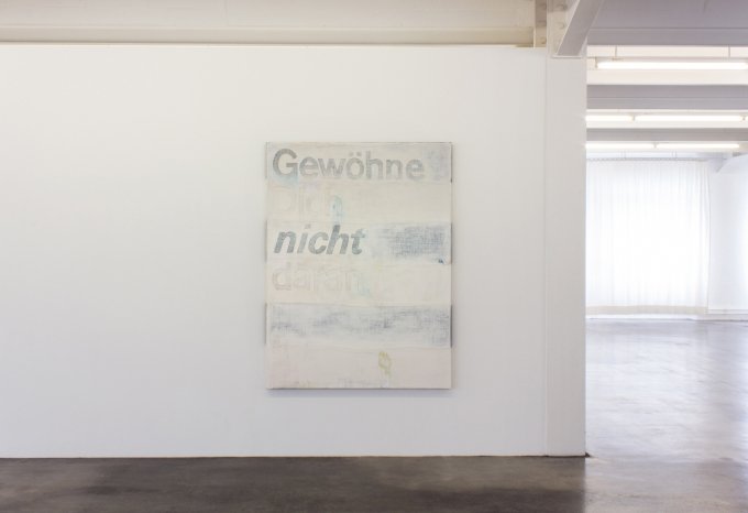 Sophie Reinhold, Gewöhne Dich nicht dran (2019), Öl auf Marmormehl auf Jute, 140 x 190 cm. Courtesy die Künstlerin und Schiefe Zähne, Berlin. © Kunstverein Reutlingen, Foto: H. Schmidt.
