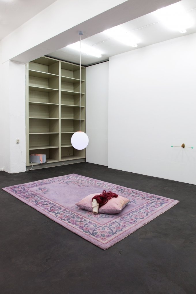 Soshiro Matsubara, LoveSick, 2018, Ausstellungsansicht, Schiefe Zähne, Berlin