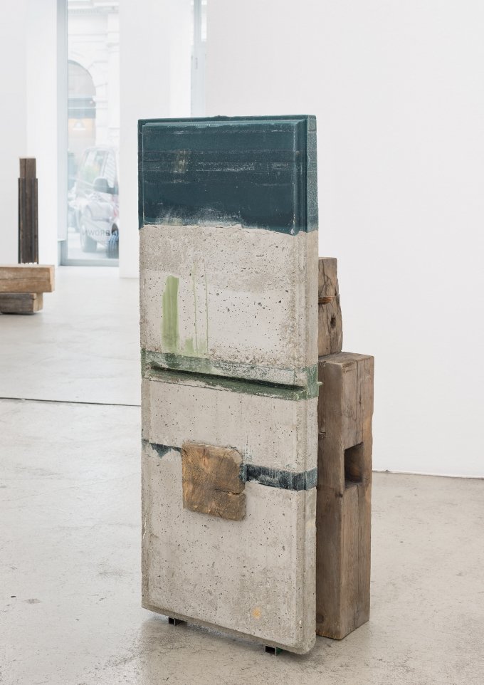Cäcilia Brown, Baumhaus, 2018, Wachs, Beton, Dachbalken, 126 x 43 x 45 cm