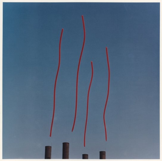 Otto Piene, Black Stacks Helium Sculpture, 30. Oktober 1976. Installationsansicht, Minneapolis. Farbfotografie, courtesy Walker Art Center, Minneapolis. © ProLitteris, Zürich: Otto Piene Estate. Foto: courtesy Walker Art Center, Minneapolis. 