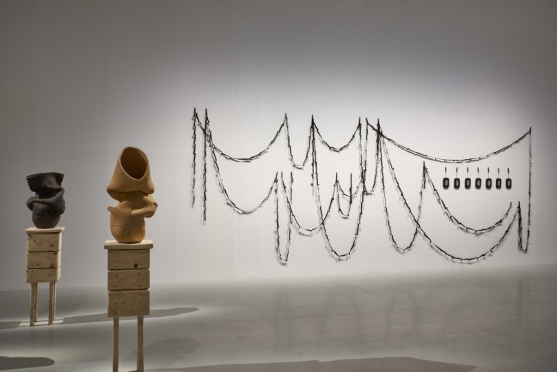 MAK Ausstellungsansicht, 2023, HARD/SOFT. Textil und Keramik in der zeitgenössischen Kunst, MAK Ausstellungshalle EG, © MAK/Georg Mayer