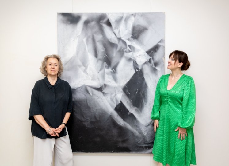 Silvie Aigner, PARNASS und Sonja Lechner, Kunstkonnex vor einem Bild von Joseph Wandinger, Foto: Tanja Huber Fotografie