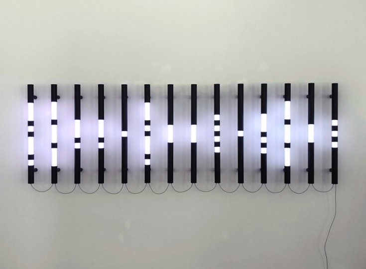 Brigitte Kowanz,, Connect the Dots, 2018, LED, Acrylglas, 85 x 265 x 13 cm | Foto Studio Brigitte Kowanz, Courtesy by the artist und Galerie Krinzinger