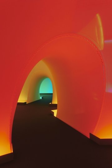 Inside Other Spaces. Environments by Women Artists 1956–1976 Aleksandra Kasuba: Spectral Passage, 1975 Installationsansicht | Installation view Haus der Kunst, 2023 Foto: Constantin Mirbach