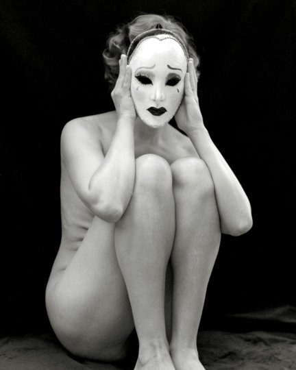 Emma Hartvig, Portrait with Mask, aus der Serie "Masks and Myths" , 2023, © Emma Hartvig