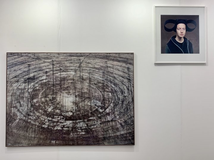 Bernhard Knaus Fine Art, Bernhard Prinz, li: Eclipse, 2019, C-Print auf Diasec, re: AON, 2022, C- Print, Foto: PARNASS 