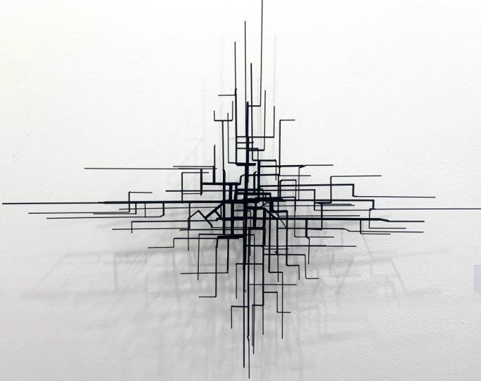 Galerie Heike Strelow, Nadja Adelmann, Linien und Flächen (Black Edition) Installation, 2021, schwarz lackierte Stahlstangen, Foto: PARNASS