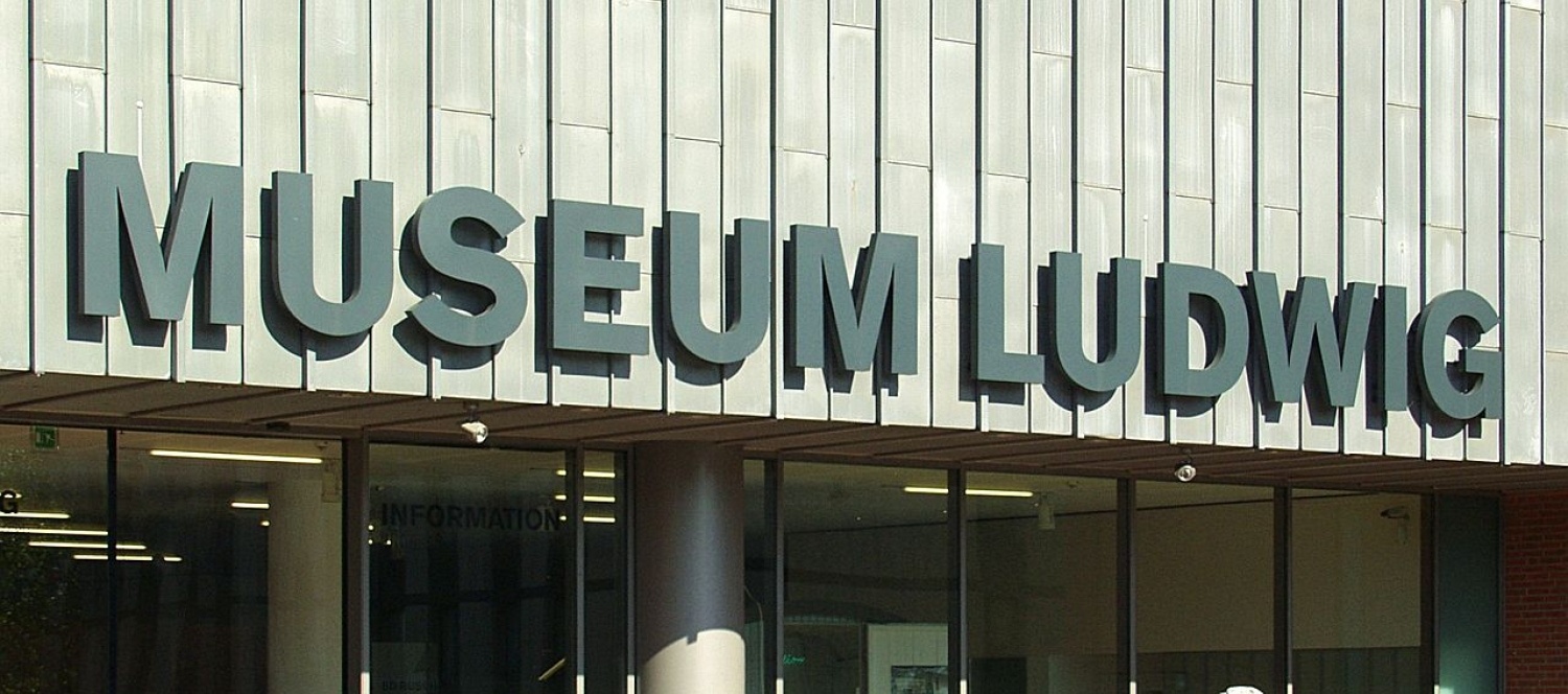 Schriftzug über dem südlichen Eingang des Museum Ludwig, Köln © Raimond Spekking