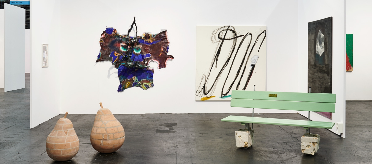 Messestand Deborah Schamoni, Art Cologne, 2019 (Gerry Bibby, Judith Hopf, KAYA, Tobias Spichtig) | Foto: Galerie Deborah Schamoni