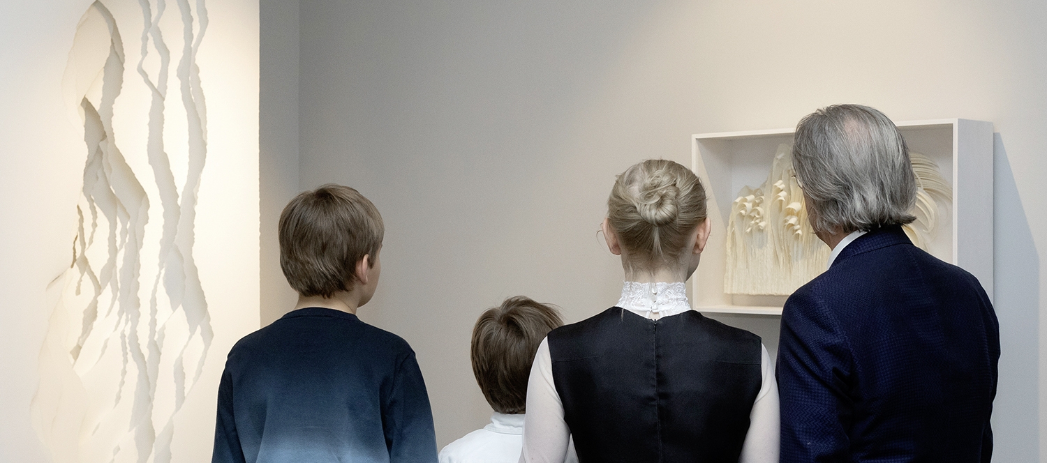 Generationsübergang mit Kunst (Hintergrund Papierobjekt von Angela Glajcar) | Foto: Bettoma Fürst-Fasté, 2018