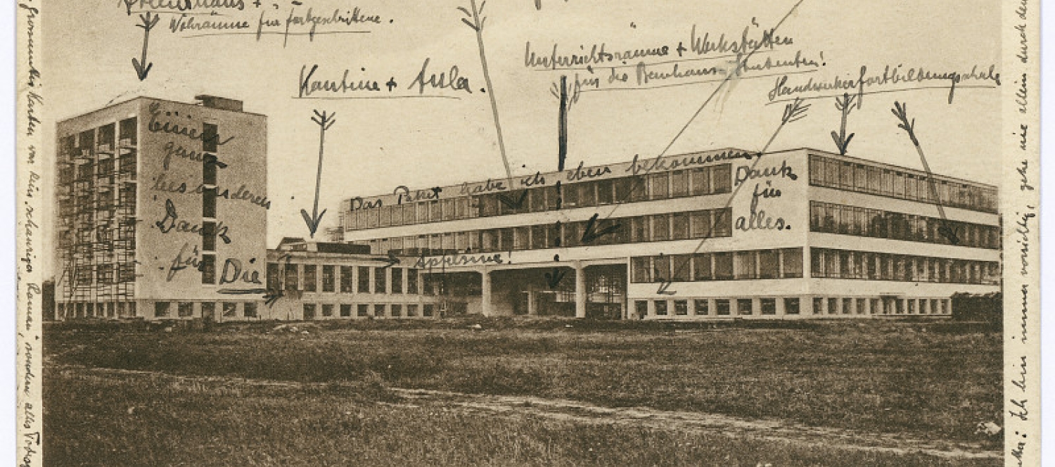 Bauhausgebäude Dessau, Fotopostkarte eines Bauhäuslers an seine Mutter, 1927, Foto: Lucia Moholy, 1925 – 1926, Bauhaus-Archiv Berlin © VG Bild-Kunst Bonn 2019