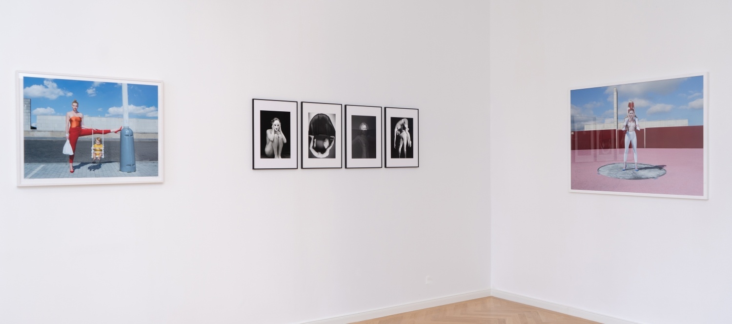 Ausstellungsansicht „Verkörperte Politik: Frauen, Macht und öffentliches Leben“ Galerie Michael Bella, © Xenia Snapiro @snapiro (2024)