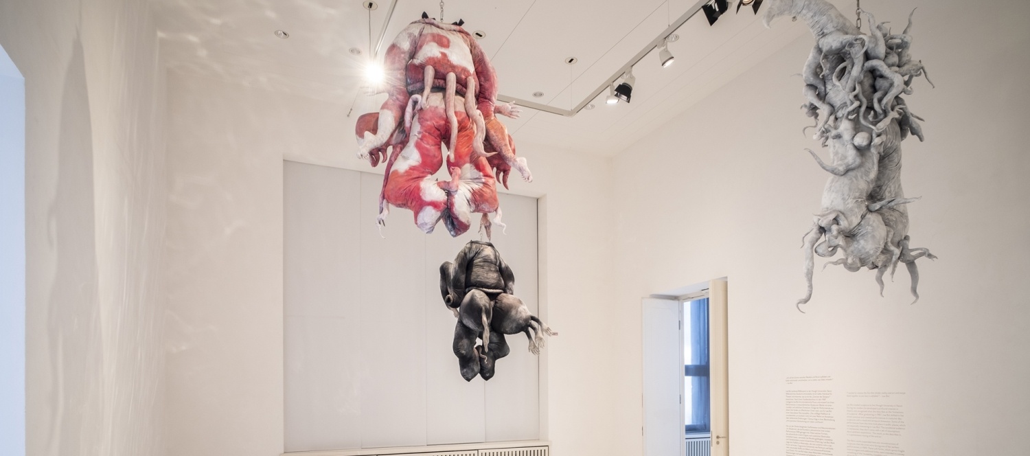 Lee Bul, „Untitled (Cravings Red)“, 2011, „Untitled (Cravings Grey)“, 2011, „Untitled (Cravings Black)“, 2011 (Rekonstruktion der Arbeit von 1988), Ausstellungsansicht „Lee Bul: Crash“, Gropius Bau, Foto: Mathias Völzke