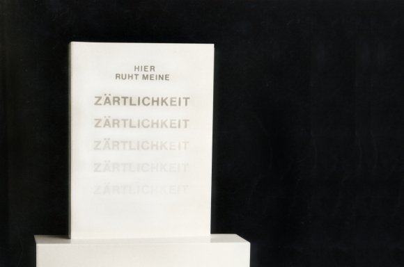Renate Bertlmann, Hier ruht meine Zärtlichkeit, 1976 © Helmut Ritter / Bildrecht, Wien, 2018