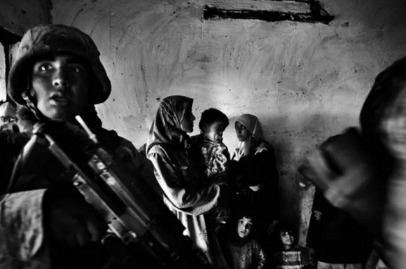 Anja Niedringhaus, Amerikanische Marineinfanteristen führen eine Razzia im Haus eines irakischen Abgeordneten im Stadtteil Abu Ghraib durch; Bagdad, Irak, November 2004 | Kunstpalast, Düsseldorf © picture alliance / AP Images