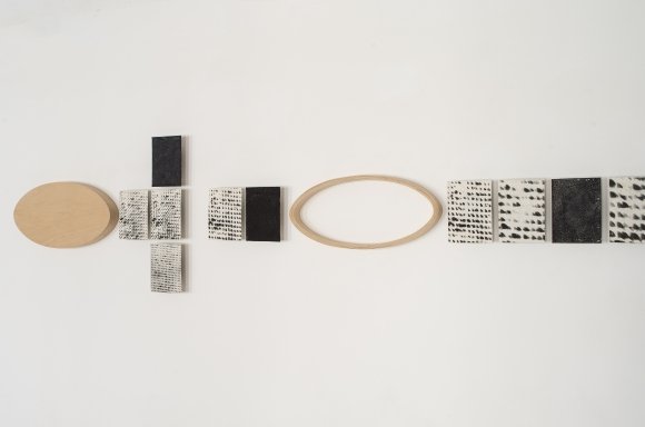 Magda Csutak, Licht fangen, 2002, 15-teilige Installation, Porzellan, Fotoemulsion, Holz, 363 x 64 x 6 cm | Courtesy Christine König Galerie, Wien und die Künstlerin