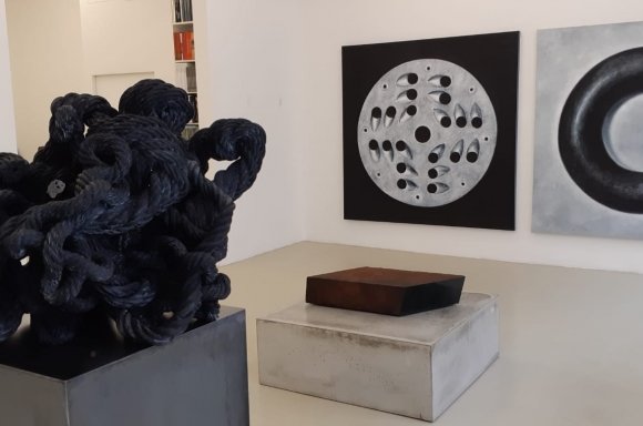 Till Augustin „objects“ & Richard Kaplenig „paintings“, Ausstellungsansicht, Lukas Feichtner Galerie, Wien | Foto: © Lukas Feichtner