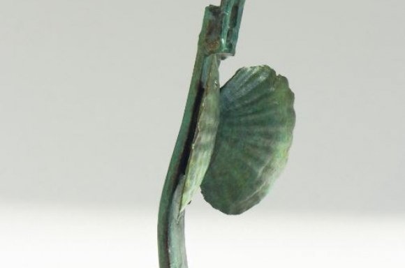 Patrick Baumüller, 舌蛇 {Shé shé} (= ZUNGENSCHLANGE),2019 Bronze (blau), 26 × 16 × 9 cm © Patrick Baumüller,Courtesy: galerie michaela stock, Patrick Baumüller