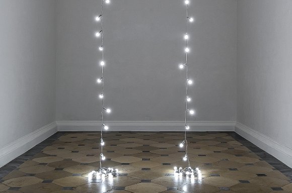 Felix Gonzalez-Torres »Untitled« (Lovers – Paris), 1993 Light bulbs, porcelain light sockets and extension cords Two parts: Overall dimensions vary with installation Collection Glenstone Museum, Potomac, Maryland © The Felix Gonzalez-Torres Foundation Courtesy of Andrea Rosen Gallery, New York © Photo: KHM-Museumsverband